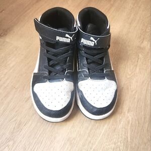 Children's puma tennis shoes size 1C